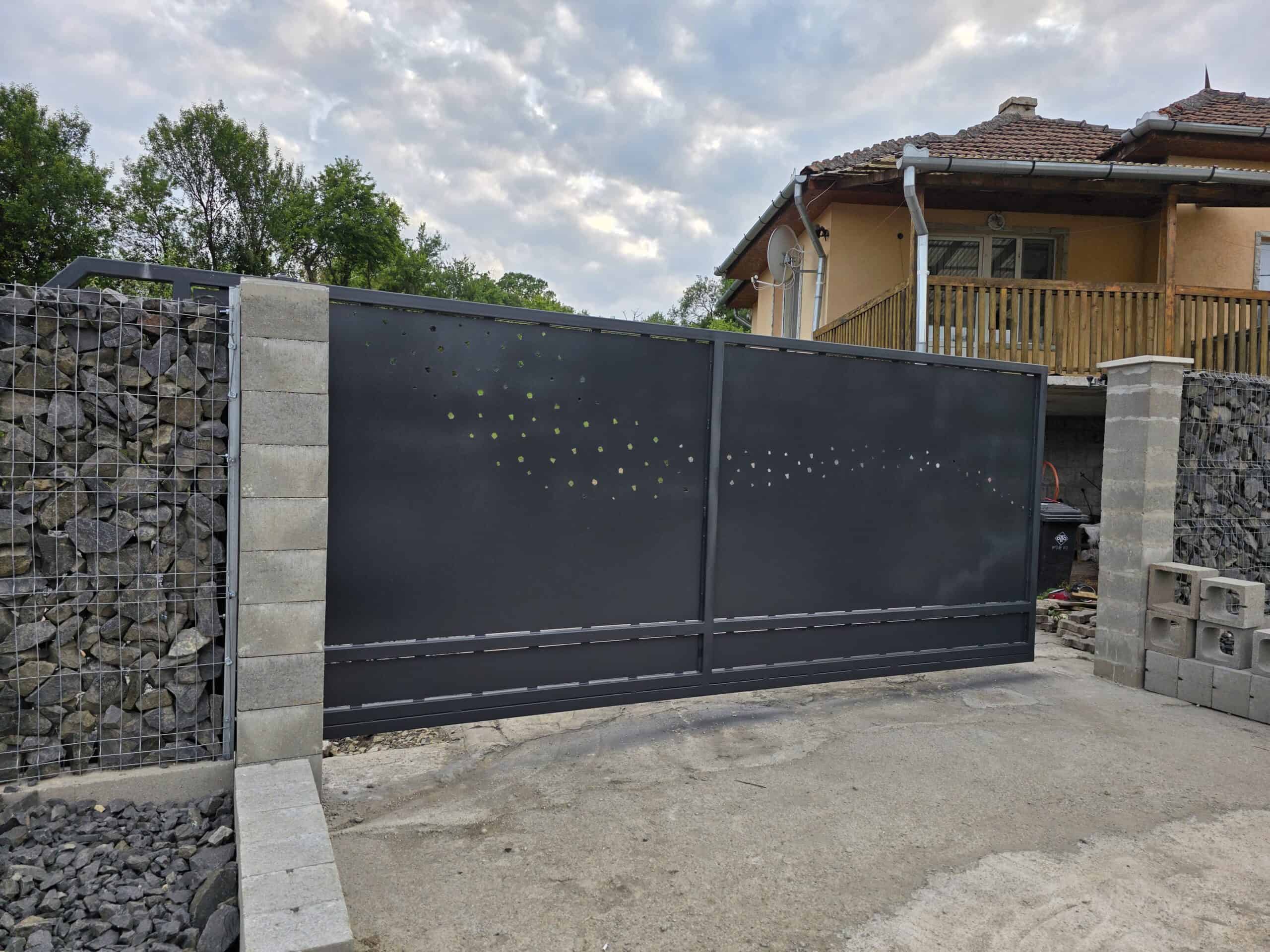 Poartă autoportantă cu tablă debitată CNC în județul Hunedoara