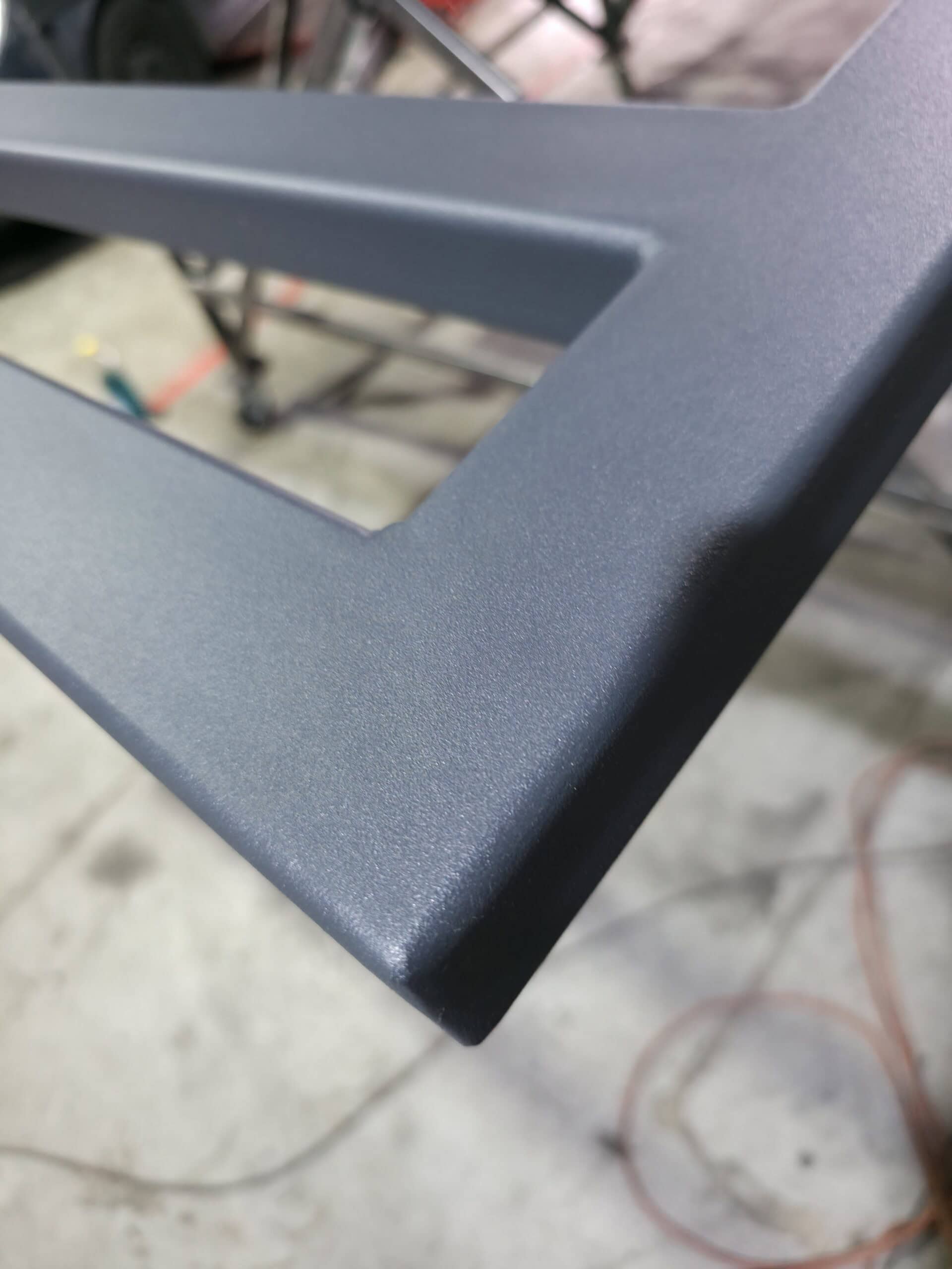 Detaliu finisaj metal – vopsire în câmp electrostatic, textură uniformă